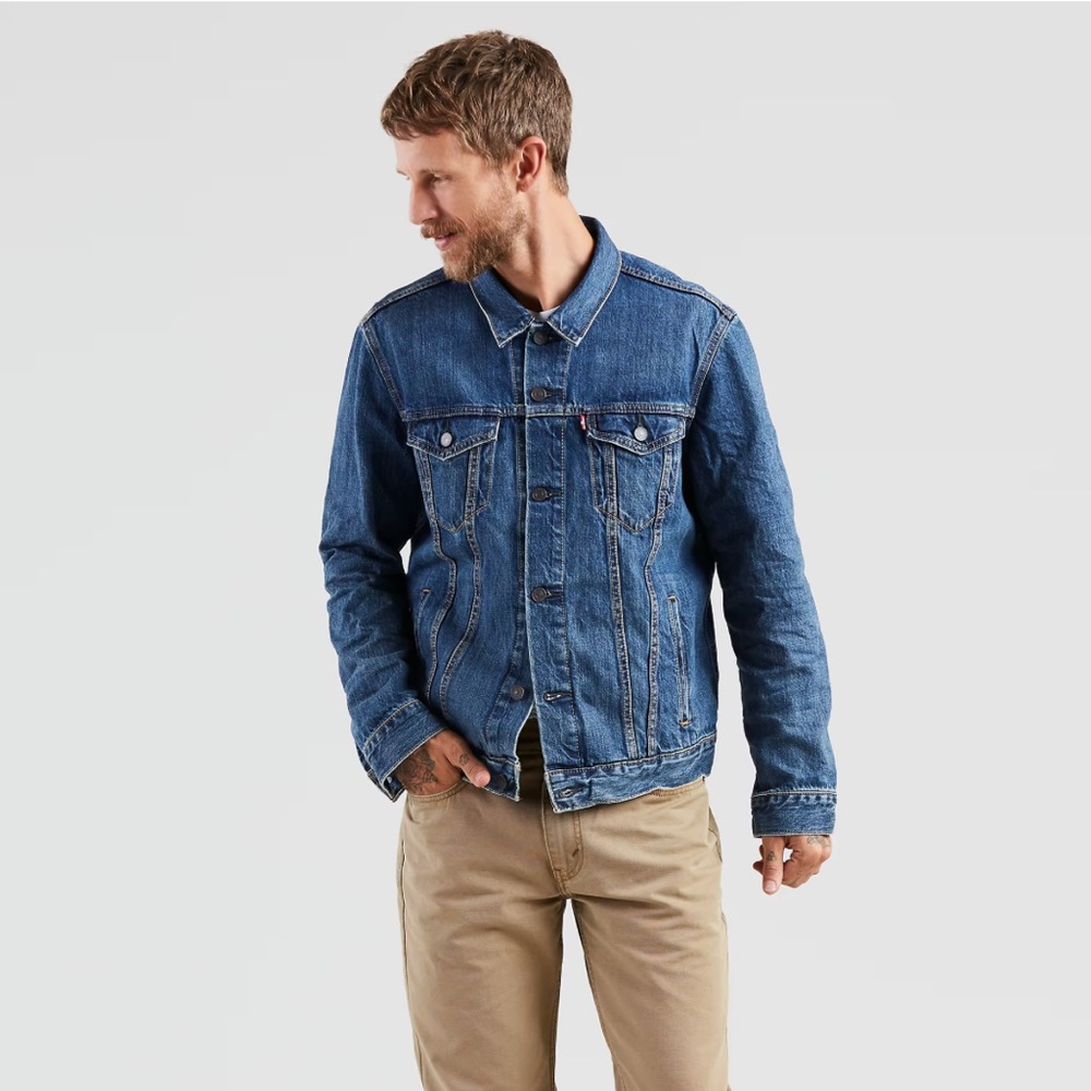 LEVIS Men’s trucker jacket in deep blue. Size 44L. EUC!